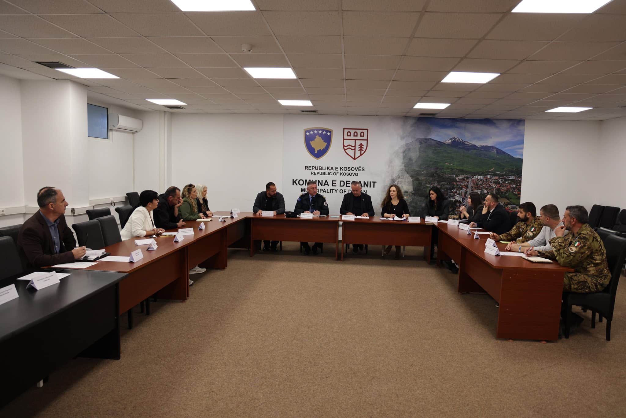 U mbajt mbledhja e I-rë e Këshillit Komunal për Siguri në Bashkësi (KKSB) në Komunën e Deçanit