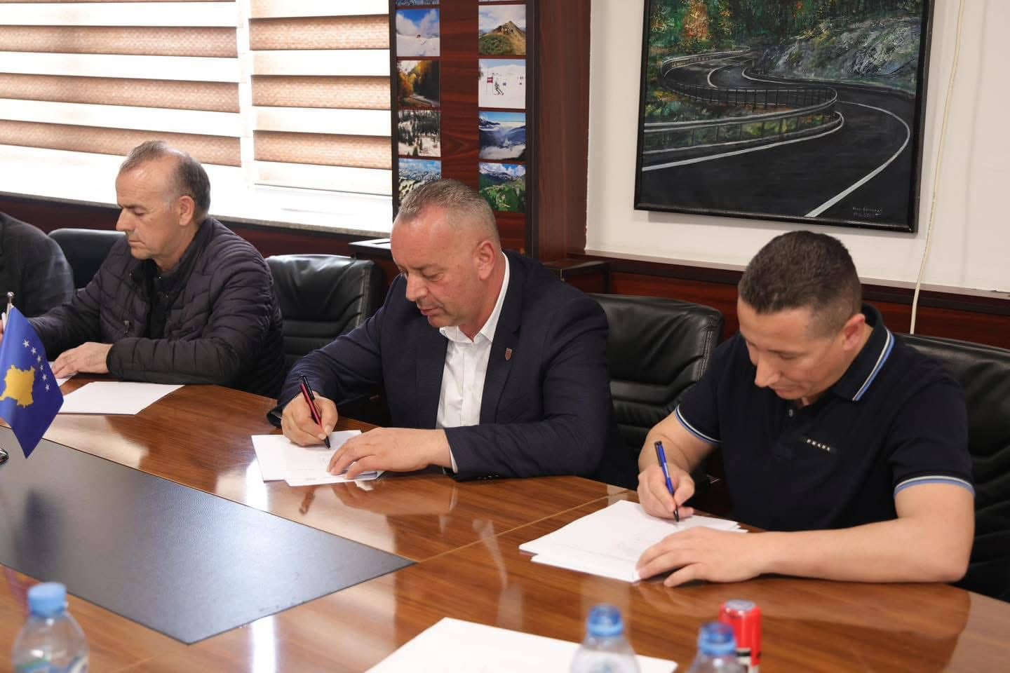 Kryetari Ramosaj nënshkroj kontratë me Kompaninë “Lika Trade”