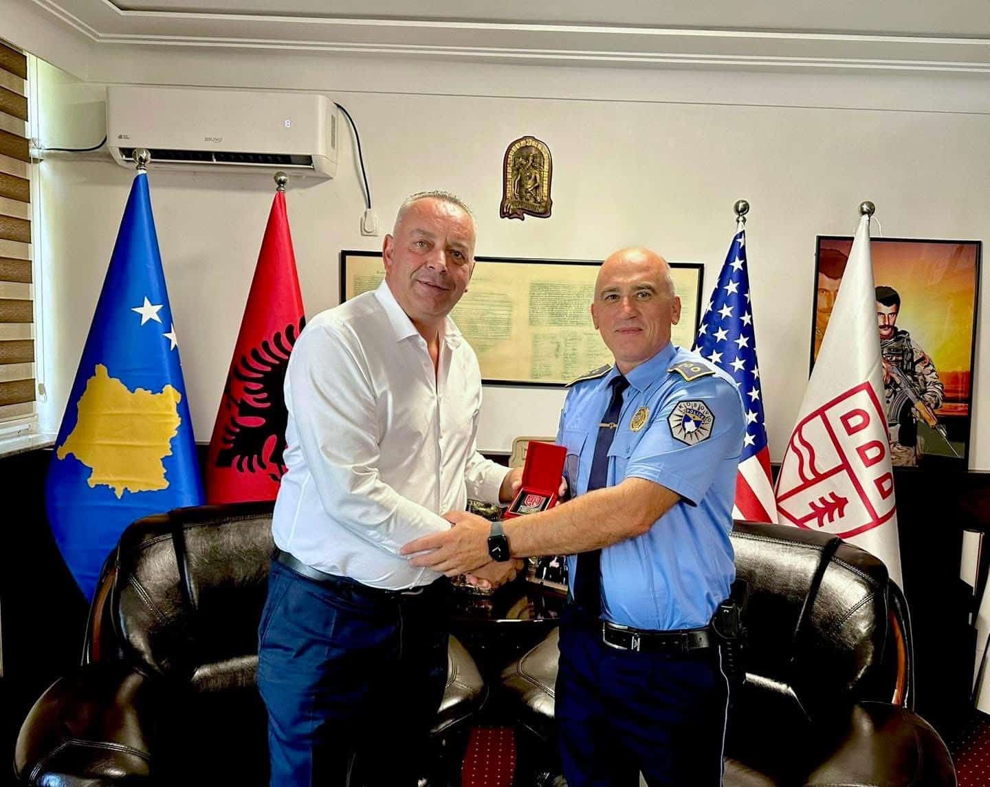 Takim falënderues me komandantin e deritanishëm të Policisë në Deçan
