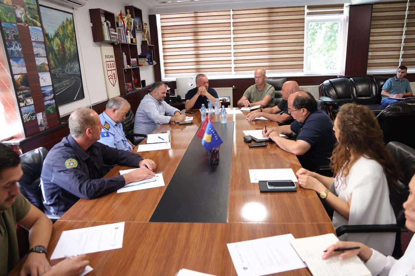 Kryetari Ramosaj zhvilloi një takim të përbashkët me përfaqësues të institucioneve relevante ku u diskutua rreth koordinimit të veprimeve komunale me fokus në menaxhimin e ujit të pijshëm ujit për ujitje dhe masave për parandalimin e zjarreve