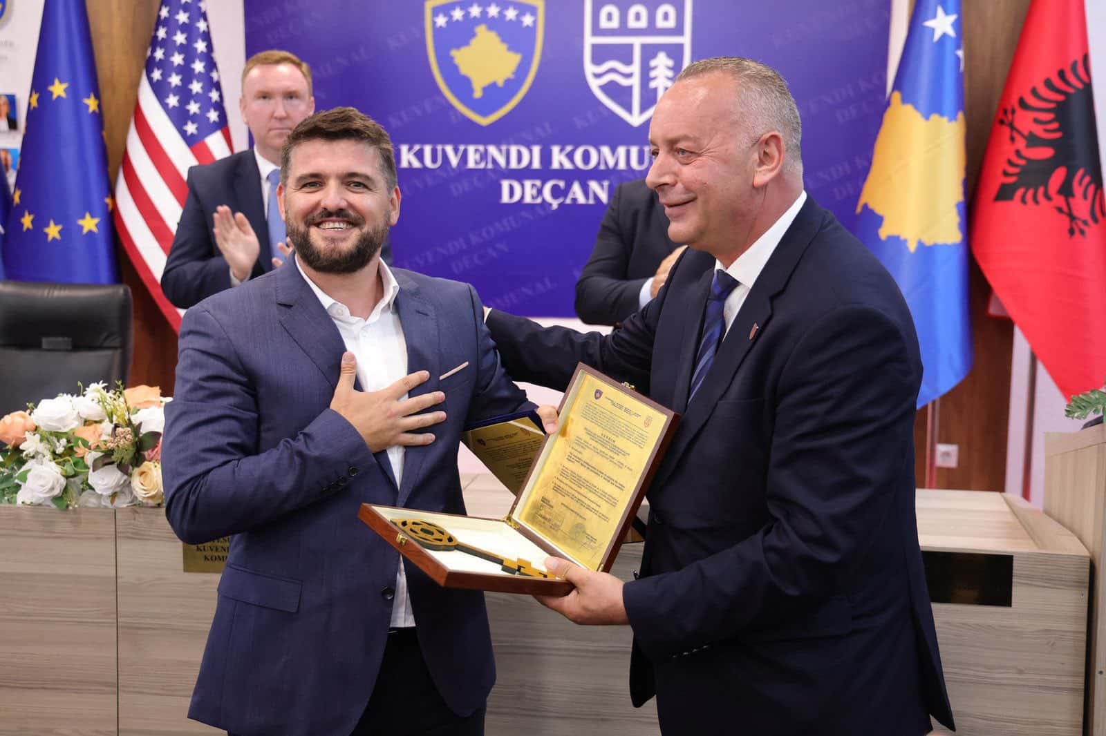Gazetari Marin Mema shpallet “Qytetar Nderi” i Komunës së Deçanit