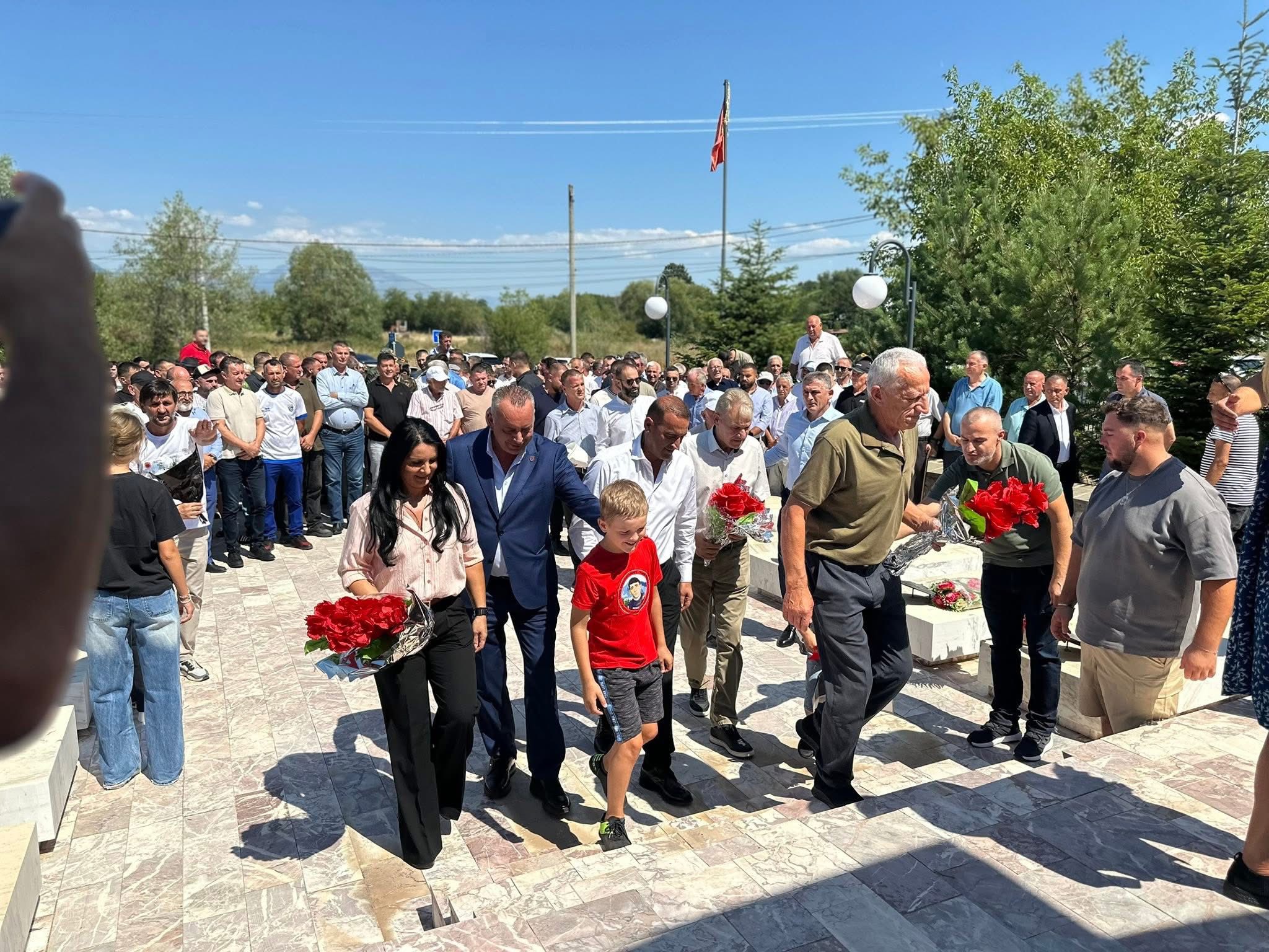Me nderim të thellë dhe mirënjohje të pafund z. Bashkim Ramosaj dhe nënkryetari z. Sami Cacaj së bashku me bashkëluftëtarë bashkatdhetarë dhe qytetarë u mblodhën në fshatin Irzniq për të kujtuar sakrificën dhe veprën e lavdishme të dëshmorëve që ranë heroikisht për lirinë e Kosovës