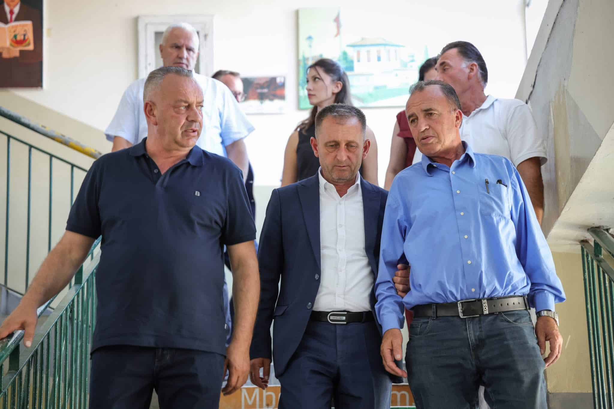 Kryetari Ramosaj së bashku me nënkryetarin Cacaj dhe bashkëpunëtorë vizituan shkollën e Carrabregut ku u takuan me nxënësit mësimdhënësit dhe prindërit